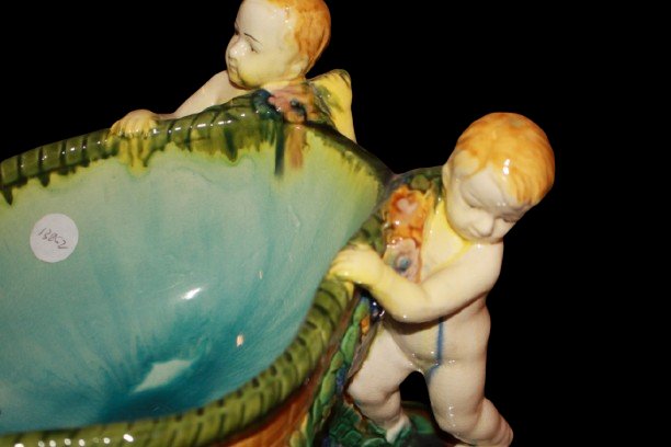 Centrotavola in ceramica di Caltagirone con putti e decorazione floreale-photo-3