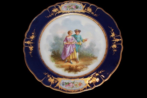 5 Piatti francese in porcellana blu cobalto Sevres – Scena galante con decori dorati-photo-3