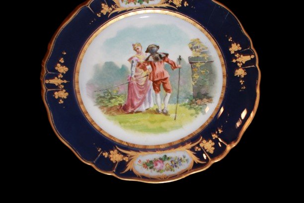 5 Piatti francese in porcellana blu cobalto Sevres – Scena galante con decori dorati-photo-4