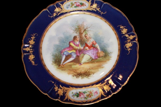 5 Piatti francese in porcellana blu cobalto Sevres – Scena galante con decori dorati-photo-1