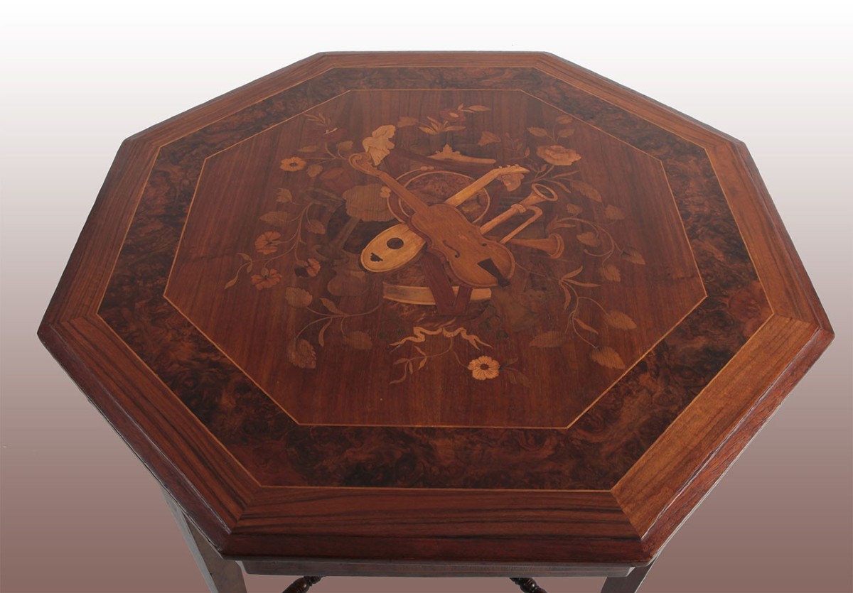 Tavolino ottagonale in noce con intarsi del 1800-photo-2