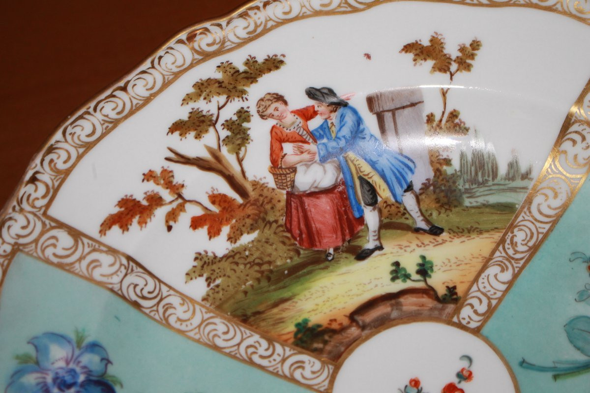 Piatto in porcellana Meissen decorata con scene galanti e fiori XIX secolo-photo-2