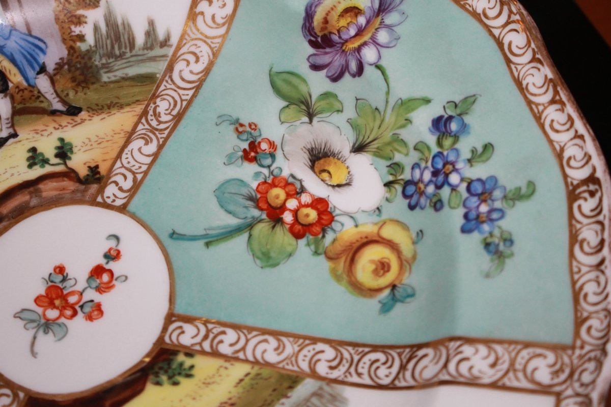 Piatto in porcellana Meissen decorata con scene galanti e fiori XIX secolo-photo-3