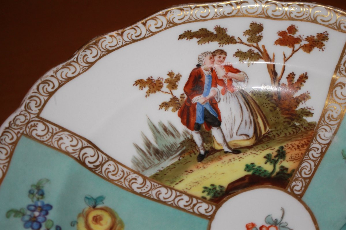 Piatto in porcellana Meissen decorata con scene galanti e fiori XIX secolo-photo-4