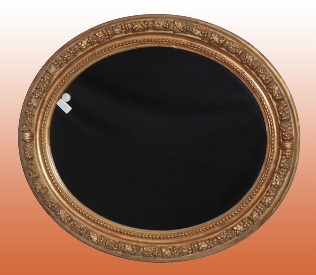 Specchiera ovale francese di fine 1800 con intagli in pastiglia.  Provenienza: Francia  Epoca: 