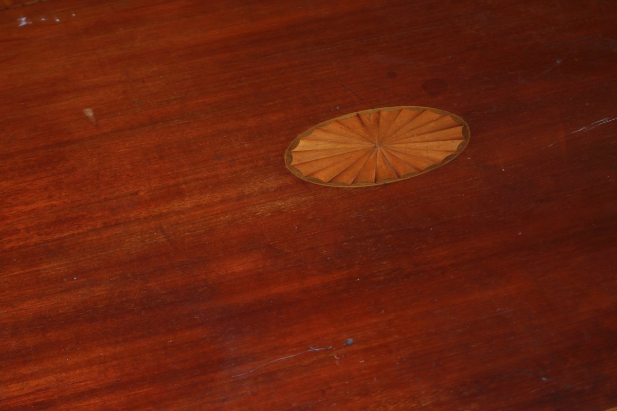Tavolino vittoriano a due ripiani, realizzato in legno di mogano con intarsi-photo-2