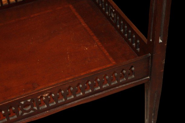 Tavolino vittoriano a due ripiani, realizzato in legno di mogano con intarsi-photo-1