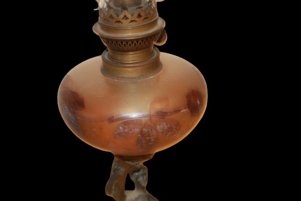 Lampada a Petrolio in Ottone con Base Figurativa e Serbatoio in Vetro Ambrato-photo-2