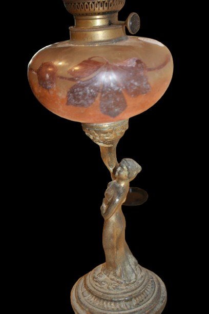 Lampada a Petrolio in Ottone con Base Figurativa e Serbatoio in Vetro Ambrato-photo-4