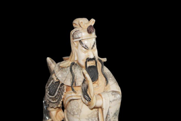 Coppia di eleganti sculture orientali raffiguranti due figure in abiti tradizionali-photo-3