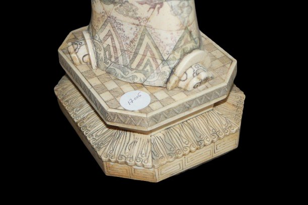 Coppia di eleganti sculture orientali raffiguranti due figure in abiti tradizionali-photo-4