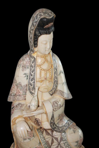 Coppia di eleganti sculture orientali raffiguranti due figure in abiti tradizionali-photo-2