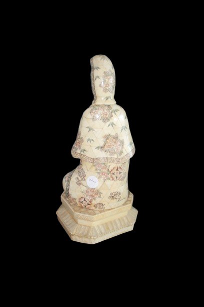 Coppia di eleganti sculture orientali raffiguranti due figure in abiti tradizionali-photo-4
