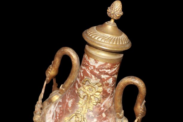 "Coppia di vasi a balaustro in marmo rosso e bronzo dorato con anse a cigno" – Stile Impero-photo-4