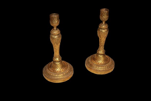 Coppia di candelieri in bronzo dorato a decoro torchon