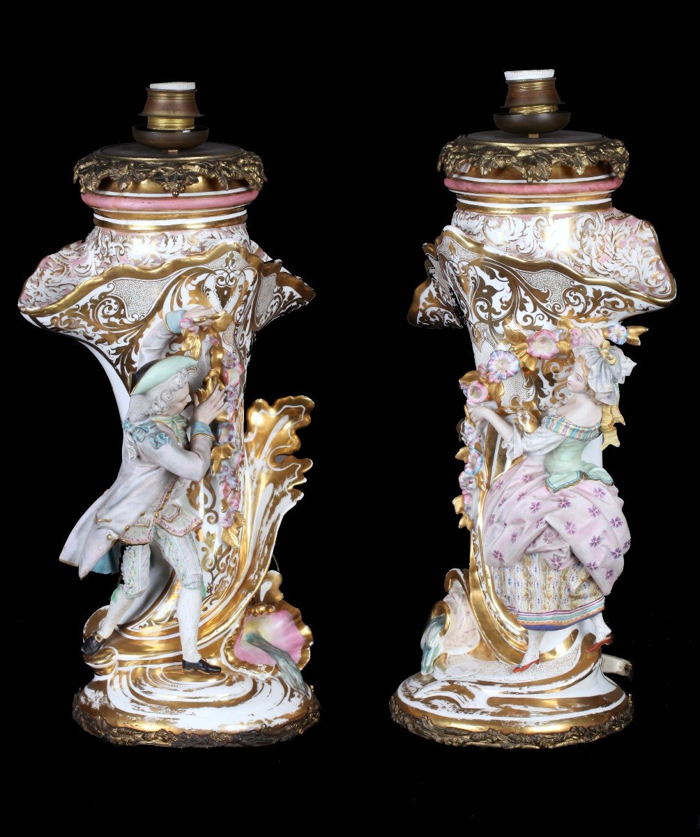  Paire De Lampes En Porcelaine Du Vieux Paris Des Années 1800 Aux Personnages Nobles