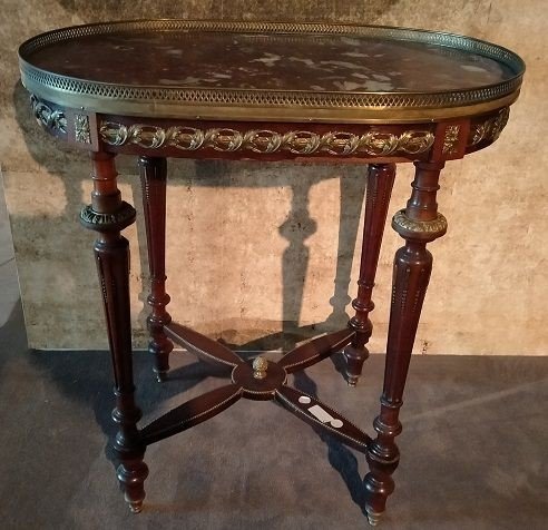 Petit Table d'Appoint Style Louis XVI Années 1800 Avec Marbre Rouge Français Et Riches Bronzes