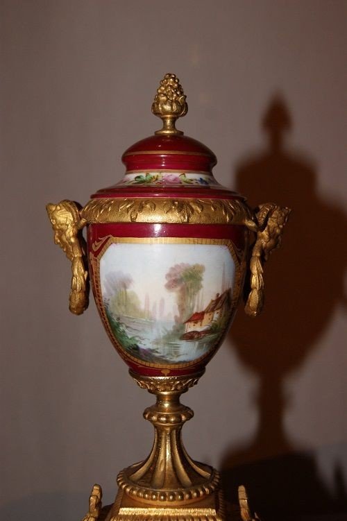 Triptyque Composé d'Une Horloge Et De Deux Vases En Porcelaine De Sèvres Des Annes 1800-photo-4