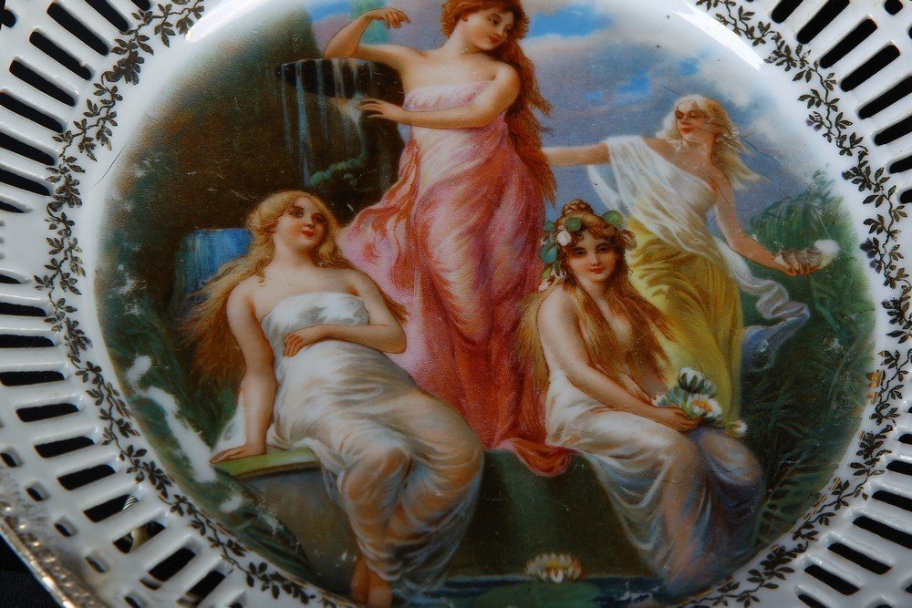 Service Composé De 6 Assiettes En Porcelaine Blanche d'Autriche à Décor De Scènes Néoclassiques-photo-1