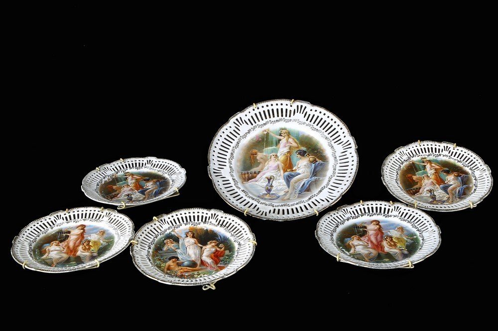 Service Composé De 6 Assiettes En Porcelaine Blanche d'Autriche à Décor De Scènes Néoclassiques