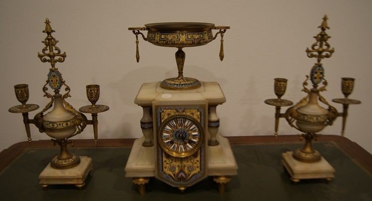 Pendule Triptyque Et Bougeoirs Français En Marbre Et Bronze Décorés Dans Style éclectique 1800