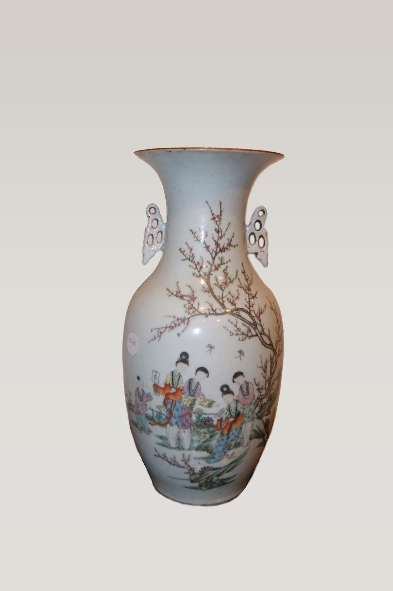 Vase En Porcelaine De Chine Des Années 1800 Aux Personnages