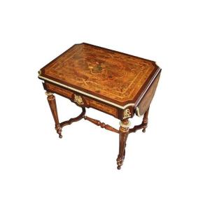 Prezioso tavolino con alette Luigi XVI del 1800 riccamente intarsiato