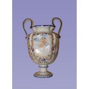 Coppia di vasi francesi del 1800 in ceramica bianca decorata blu e con putti