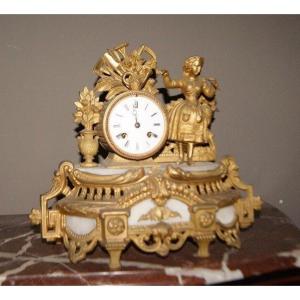 Orologio da tavolo francese della seconda metà del 1800 in metallo dorato e piano in marmo