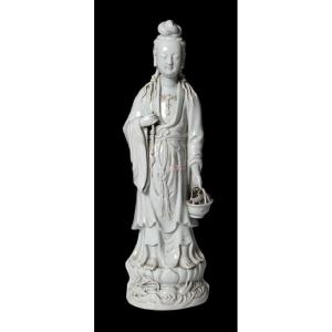 Scultura in porcellana bianca cinese di fine 1800 raffigurante giovane donna