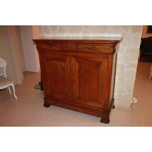 Grande credenza francese di metà 1800, stile Luigi Filippo, in legno di noce. Presenta 2 grandi