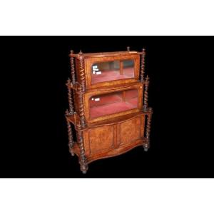 Piccolo credenzino cabinet inglese della prima metà 1800, stile Georgiano, in legno di noce 