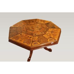 <p>Tavolo ottagonale inglese di inizio 1800, riccamente intarsiato,