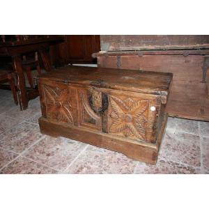 Cassapanca Francese di inizio 1800, stile Rustico, in legno di noce riccamente intagliato