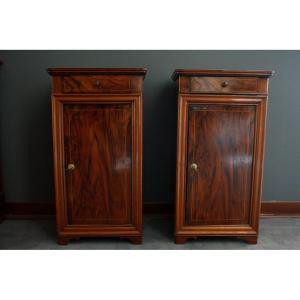 Coppia di comodini francesi di metà 1800 ad una porta, stile Carlo X, in legno di noce fiammato