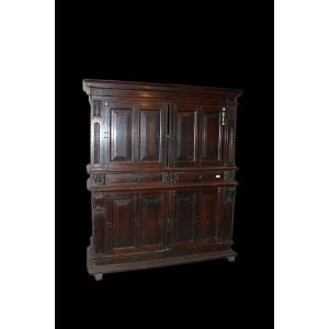 Splendida maestosa credenza italiana del 1500, stile Rinascimento, in legno di noce. Presenta c