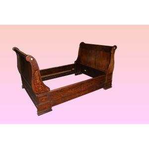 Grande letto francese della prima metà del 1800, stile Carlo X, in legno di noce fiammato