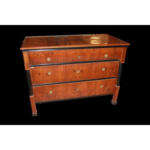 Cassettone Austriaco di metà 1800, stile Impero, in legno di noce. Presenta 3 grandi cassetti c