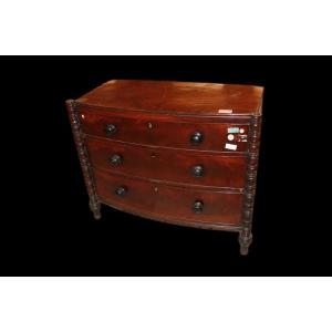Comoncino inglese della prima metà 1800, stile Regency, in legno di mogano. Presenta 3 grandi c