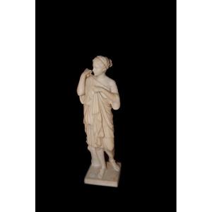 Bellissimo scultura francese della seconda metà del 1800 in marmo. Raffigurata dama in vesti ne
