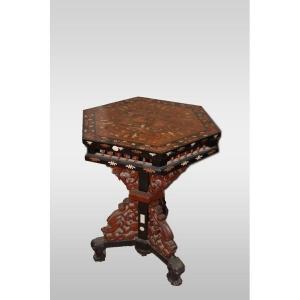 Tavolino inglese di gusto orientale di metà 1800, in vari legni