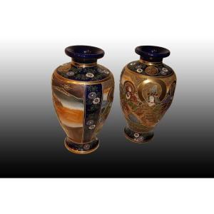 Coppia di vasi Giapponesi Satsuma di metà 1800 riccamente decorati su fondo blu con personaggi.