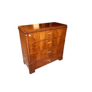 bellissimo cassettone in stile Biedermeier del Nord Europa, risalente alla seconda metà del 180