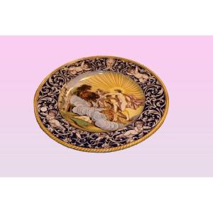 Bellissimo piatto francese di fine 1800 in ceramica riccamente decorata con scena