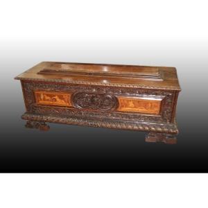 Stupenda cassapanca italiana di inizio 1600, stile Rinascimento, in legno di noce riccamente