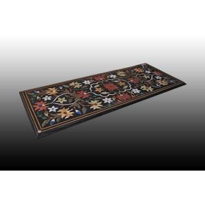 Tavolo italiano di metà 1900 con piano in marmo nero con intarsi in pietre dure semipreziose