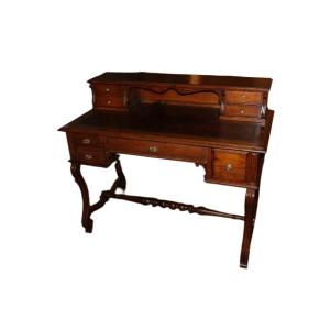 Scrittoio rustico francese di inizio 1800 in legno di rovere. Presenta piano in pelle, alzatina