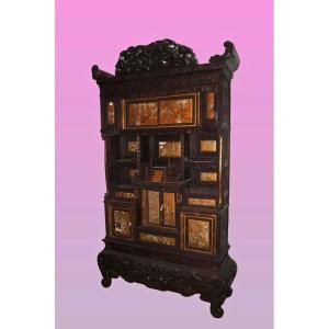 Grande maestosa credenza cinese di metà 1800 in legno, con pannelli decorati con applicazioni