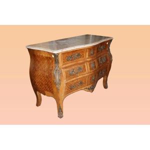 Comò francese della seconda metà del 1800, stile Luigi XV, in legno di bois de rose riccamente 