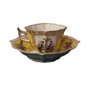 Tazzina con piattino in porcellana Manifattura Meissen di metà 1800, decorati con scene galanti